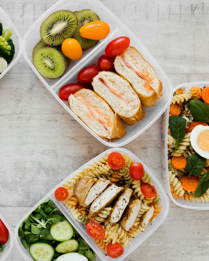 Marmitas com sanduíches naturais, frutas e salada de macarrão com frango